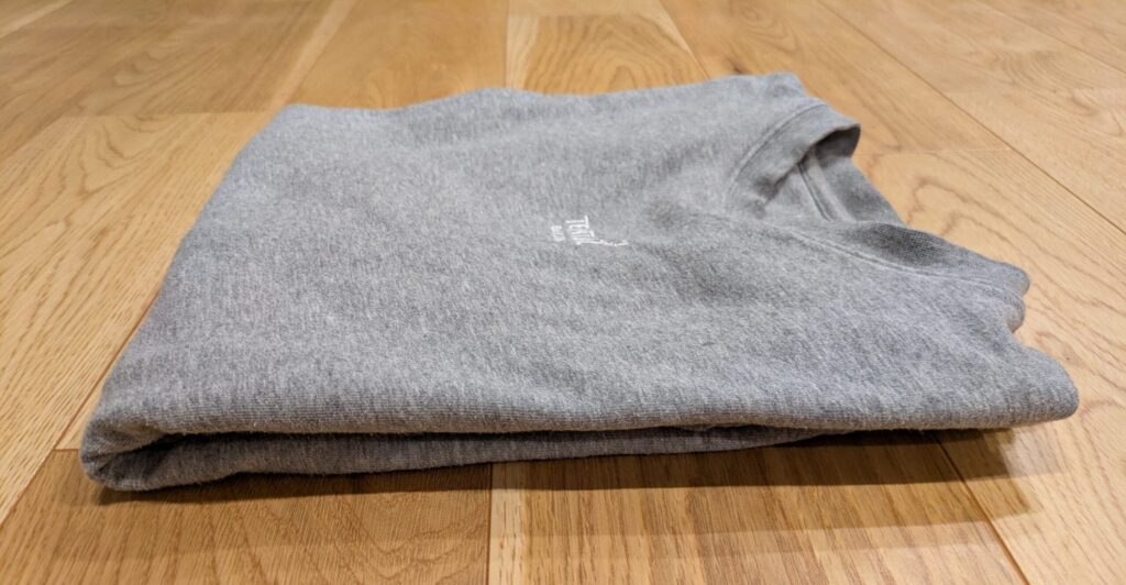 BAKUNEのスウェットの生地が薄いことが分かりやすい側面から見た画像