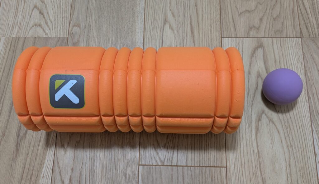 左側に前回の記事で紹介したフォームローラー、右側に今回のきじで紹介しているラバー製のマッサージボールが並んで置いてある画像