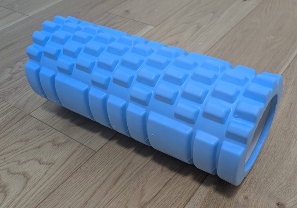 筆者が最初に購入した安物のフォームローラー。材質が硬く、初心者には不向き。