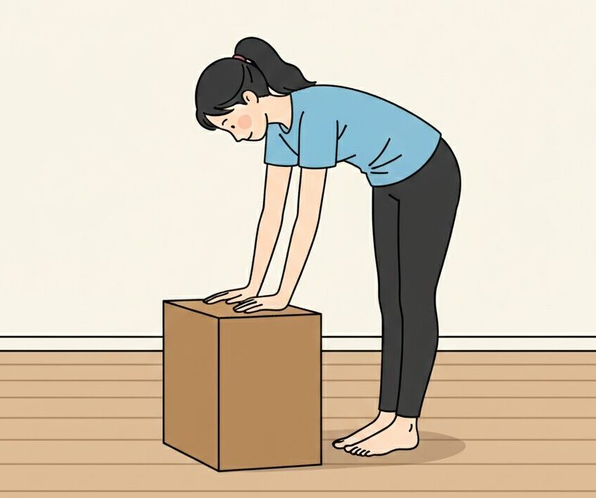 体が硬い人向けの立位前屈のやり方。台やブロックを使って無理なく手を付くことでハムストリングスを伸ばすストレッチ。