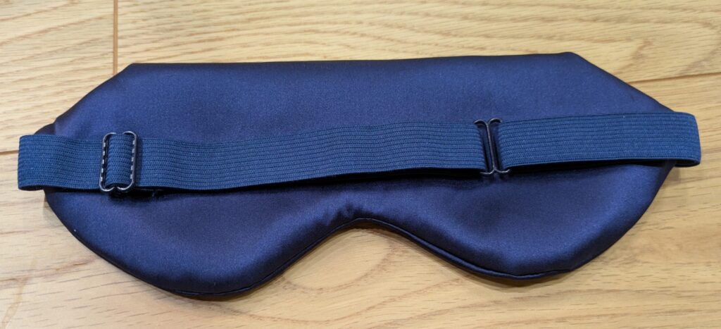 充電式コードレスホットアイマスク「nerugoo（サファイアブルー）」の本体画像。シルク生地で肌触りが最高。